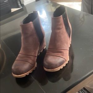 Sorel pull on platform boots